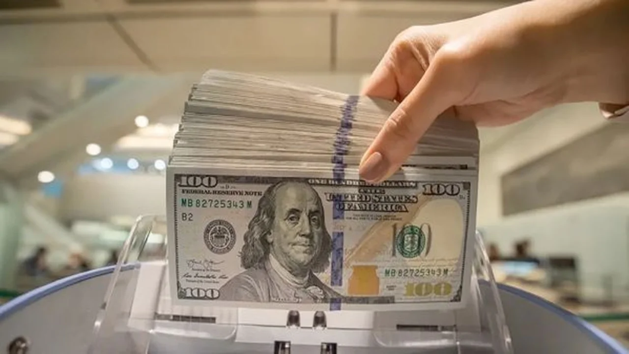 الدولار يسجل أفضل أداء أسبوعي منذ عام 2024 تزامنا مع صعود النفط